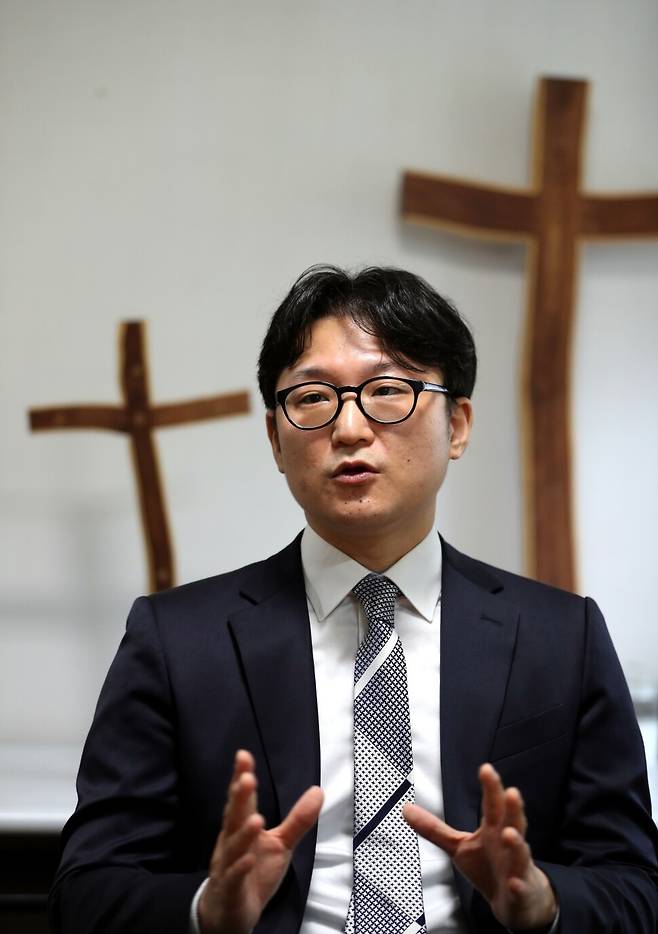 성소수자 축제에 참석해 축복기도를 했다는 이유로 교회 재판에 기소된 이동환 목사가 2020년 8월 서울 서대문구 사무실에서 이야기하고 있다. 한겨레 이종근 선임기자