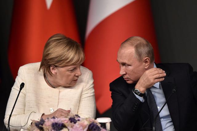 2018년 10월 27일 앙겔라 메르켈(왼쪽) 당시 독일 총리와 블라디미르 푸틴 러시아 대통령이 튀르키예 이스탄불에서 열린 시리아 내전 관련 회의에서 대화하고 있다. AFP=연합뉴스