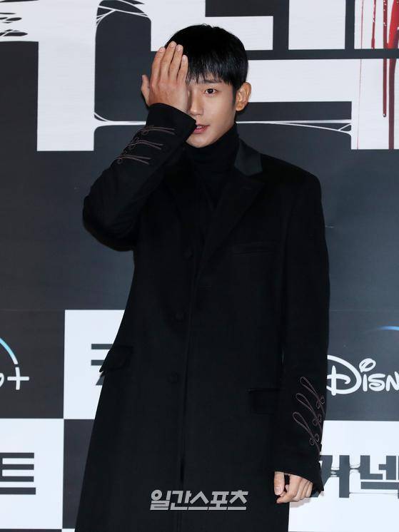 배우 정해인이 5일 오전 서울 용산구 CGV용산아이파크몰에서 진행된 디즈니+ 오리지널 시리즈 ‘커넥트’ 에피소드 1~3화 언론 시사회 및 기자간담회에 참석해 포토타임을 갖고 있다. ’커넥트‘는 죽지 않는 몸을 가진 새로운 인류, ‘커넥트’ 동수가 장기밀매 조직에게 납치당해 한쪽 눈을 빼앗긴 뒤, 자신의 눈이 대한민국을 떠들썩하게 만든 연쇄살인마에게 이식됐다는 것을 알고 그를 쫓는 불사의 추격을 담아낸 이야기다. 오는 7일 공개된다. 서병수 기자 qudtn@edaily.co.kr /2022.12.05