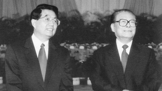 지난 2002년 11월 14일 신임 중국공산당 총서기에 당선된 후진타오(왼쪽)가 장쩌민 전 총서기와 16차 당 대회 폐막식에서 포즈를 취하고 있다. 신화통신