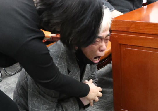 The father of Yi Ji-han, a victim in the Itaewon Halloween crowd crush, falls to his knees and cries in a meeting between the special committee for the parliamentary inspection of the Itaewon disaster and a group for the establishment of a victims’ family organization at the National Assembly on December 1. Bak Min-gyu, Senior Reporter