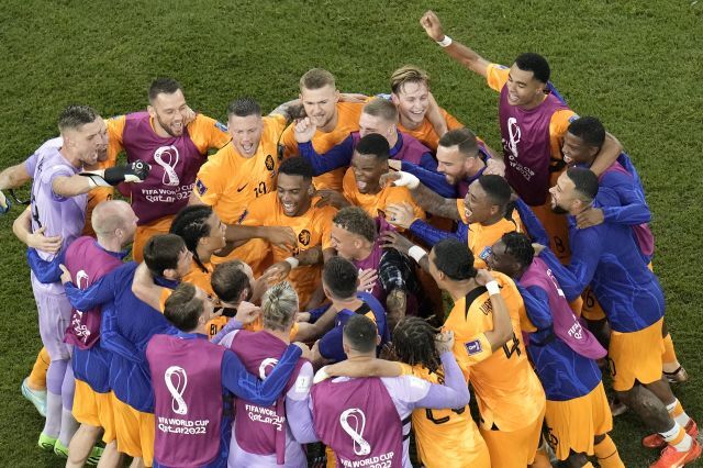 네덜란드 축구 대표팀 선수들이 3일(현지시간) 카타르 도하의 칼리파 인터내셔널 스타디움에서 열린 2022 국제축구연맹(FIFA) 카타르 월드컵 16강 미국과의 경기에서 승리한 뒤 기뻐하고 있다. 연합뉴스