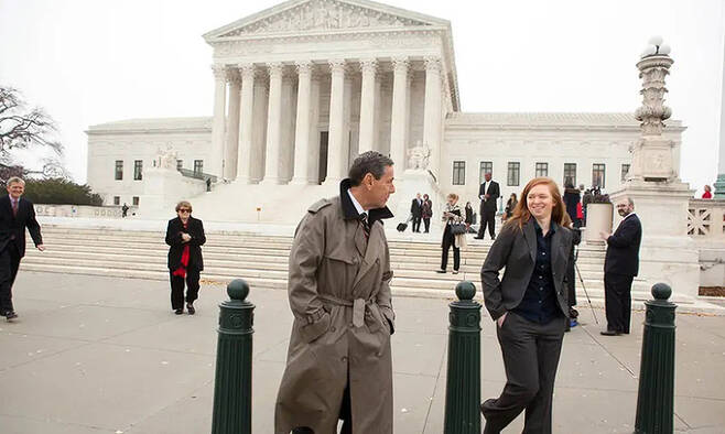 에드워드 블룸과 그가 소송을 이끌어 대법원까지 올라갔던 백인 여학생 애비게일 피셔가 미국 연방 대법원 앞을 걷고 있다.