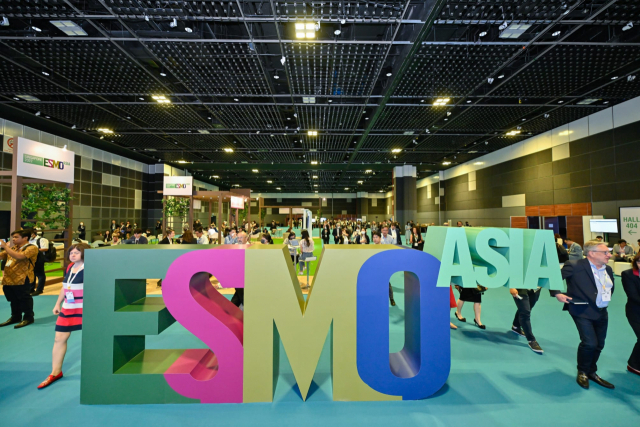 지난 3일 유럽종양학회 아시아 연례회의(ESMO Asia Congress 2022)가 개최된 싱가포르 선텍 컨벤션-전시센터로 관람객들이 이동하고 있다. 사진 제공=ESMO Asia