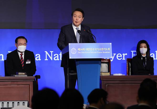 윤석열 대통령이 5일 서울 강남구 그랜드 인터컨티넨탈 서울파르나스에서 열린 제54회 국가 조찬기도회에 참석, 인사말을 하고 있다.ⓒ연합뉴스