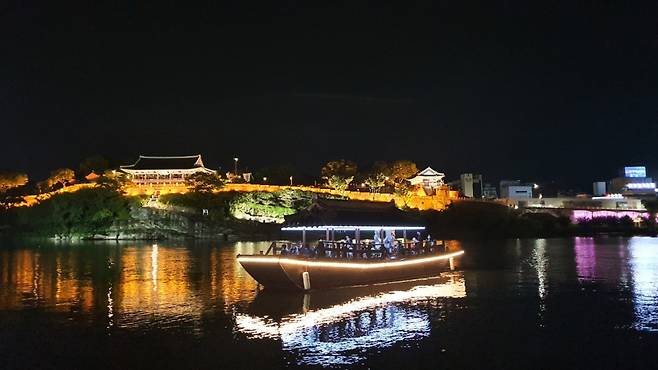 진주성을 배경으로 남강을 운항하고 있는 김시민호 모습 ⓒ진주시