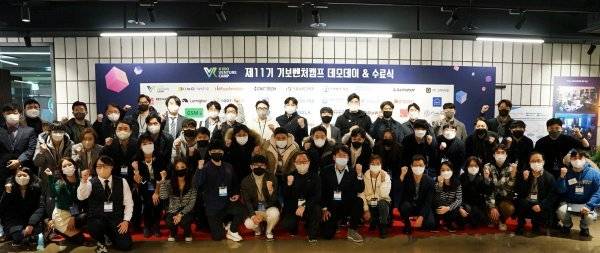 기술보증기금이 지난 2일 서울 코엑스에서 제11기 기보벤처캠프 통합 데모데이를 개최하고 관계자들이 기념촬영을 하고 있다. 사진제공 | 기술보증기금