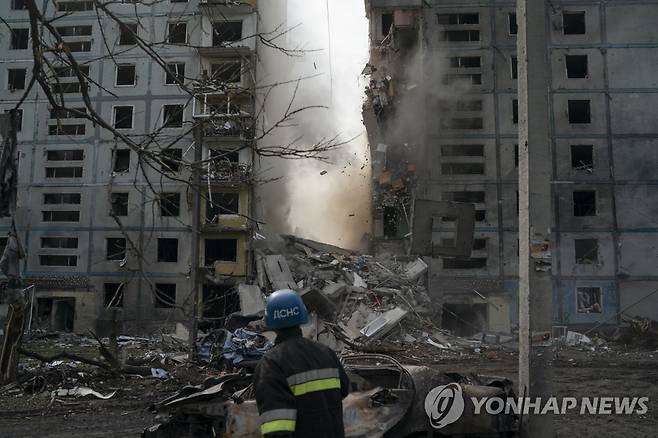 러시아 공격으로 무너진 자포리자의 아파트 [AP 연합뉴스 자료사진. 재판매 및 DB 금지]