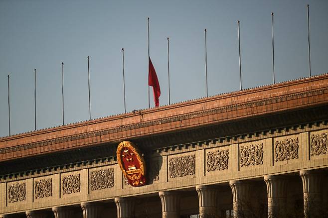 6일 오전 장쩌민 전 중국 국가주석의 추도대회(국장)가 열린 베이징 인민대회당에 조기가 게양됐다.(사진=AFP)