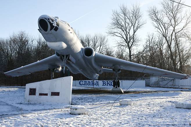 5일 우크라이나군의 드론이 공격한 러시아의 댜길레보 기지 입구에 Tu-16 전투기 기념물이 세워져 있다. 이날 공격으로, 기지의 연료탱크가 폭발하면서 3명의 러시아 군인이 숨지고 5명이 다쳤다고, 현지 언론은 보도했다./TASS 연합뉴스