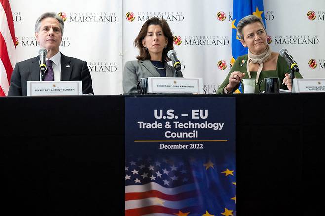 (왼쪽부터) 토니 블링컨 미국 국무장관, 지나 러몬도 미국 상무장관, 마르그레테 베스타거 유럽연합(EU) 집행위원회 부위원장 <로이터=연합>