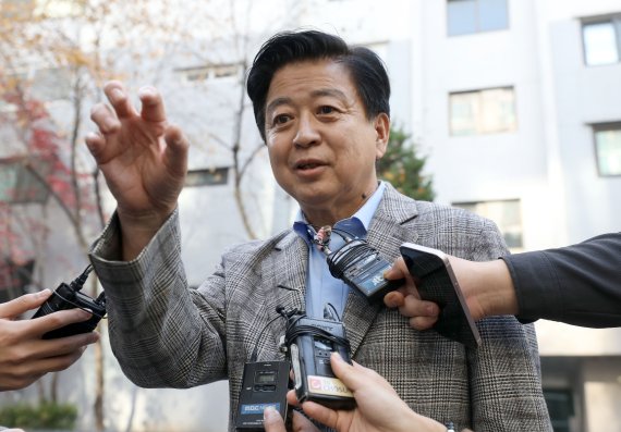 노웅래 더불어민주당 의원이 지난 18일 서울 마포구 자택 앞에서 검찰의 자택 추가 압수수색에 대한 입장을 말하고 있다. /사진=뉴시스