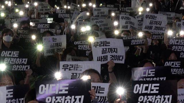 안티 페미니스트들은 '여성 상위 시대', '남성 역차별' 등을 주장하고 있지만 기실 가정과 사회, 일터 등에서 한국 여성이 놓인 처지는 조금도 녹록지 않다. 9월 22일 서울 종로구 보신각 앞에서 여성노동연대회의가 주관한 신당역 살인사건 추모 집회에서 참가자들이 구호를 외치고 있다. 이수연 피디
