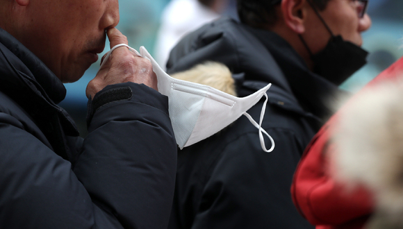 서울 중구 명동거리에서 시민이 마스크를 들고 있다. [사진=뉴시스]