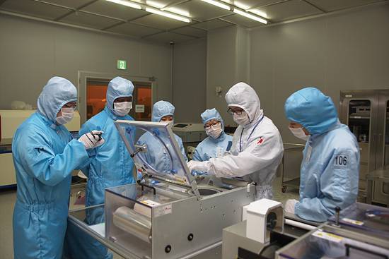 서울테크노파크 청정실(FAB) 실습 수업, 출처: 서울과학기술대학교