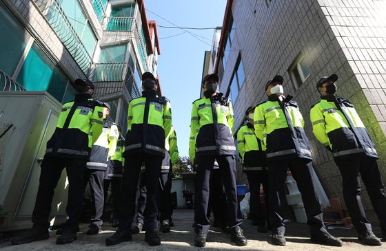 연쇄 성폭행범 박병화가 출소한 지난 10월 31일 그의 거주지 앞에 배치된 경찰 인력. 뉴스1