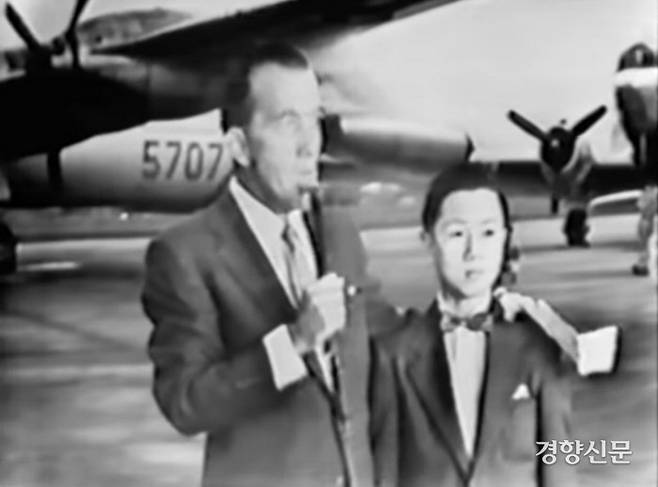 1954년 6월 CBS 인기 버라이어쇼인 <에드 설리번 쇼>(The Ed Sullivan Show)가 미국에 온 한국의 천재소년 한동일군을 인터뷰하고 있다.