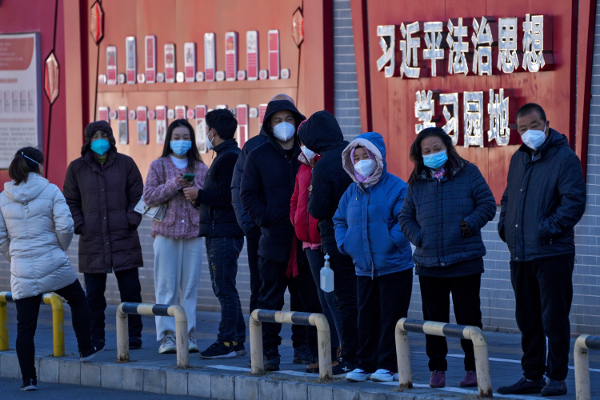 중국 베이징 시민들이 5일 코로나19 유전자증폭(PCR) 검사를 받기 위해 줄을 서 기다리고 있다. 방역 당국은 이날부터 베이징 시내 지하철과 버스 탑승 시 모든 승객에게 행하던 ‘48시간 이내 PCR 검사 음성 확인서’ 검사 조치를 해제했다. EPA연합뉴스