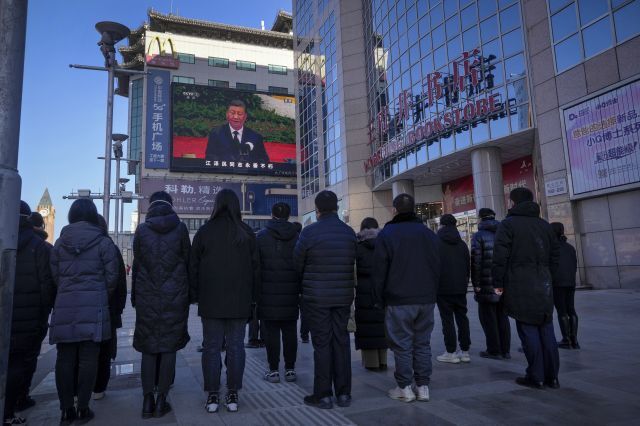 고(故) 장쩌민 전 중국 국가주석 추도대회가 열린 6일 베이징의 한 거리에서 시민들이 대형 전광판에 나오는 시진핑 국가주석의 추도사 낭독 화면을 보고 있다. AP연합뉴스