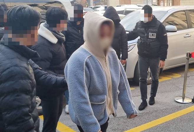 15개월 딸이 사망하자 시신을 3년간 숨긴 친모 A씨가 6일 의정부지법에서 열리는 영장실질심사를 받기 위해 법정에 들어가고 있다. /사진=뉴시스