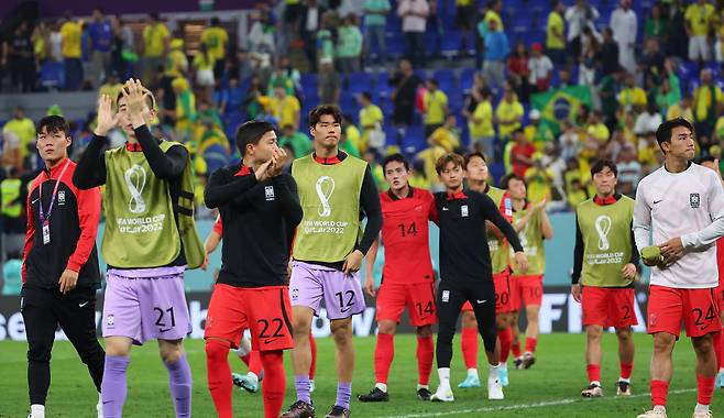 '여러분 감사합니다.' 6일(한국시간) 카타르 도하 974스타디움에서 열린 2022 카타르 월드컵 16강전 대한민국과 브라질의 경기. 대표팀 선수들이 경기를 마친 뒤 관중석을 향해 인사하고 있다. 연합뉴스