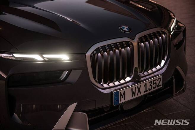 [서울=뉴시스]BMW 대형 스포츠유틸리티차량(SUV) '뉴 X7'.(사진=BMW코리아 제공) 2022.12.6 photo@newsis.com
