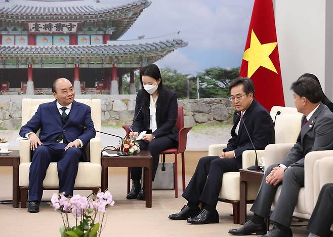 6일 오후 광주시 송정동 광주시청에서 열린 베트남 국가주석 방한 관련 접견 및 환영식에서 김동연 경기도지사와 응우옌 쑤언 푹 베트남 국가주석, 방세환 광주시장 등 참석자들이 기념촬영을 하고 있다. (사진=경기도 제공) *재판매 및 DB 금지