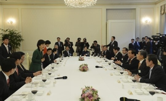 박근혜 전 대통령이 2013년 4월 12일 청와대에서 민주통합당 지도부와 환담했다. (사진=청와대)