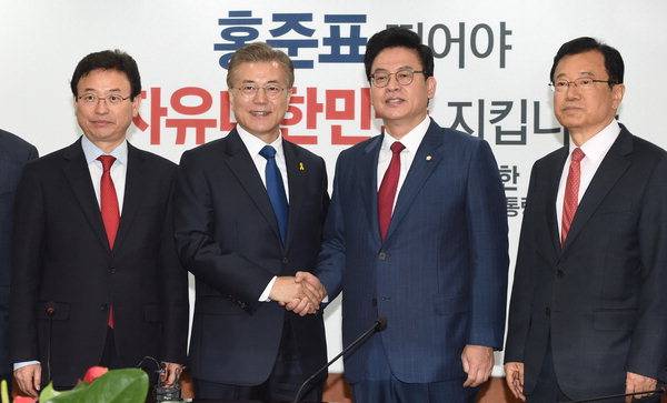 문재인 전 대통령이 임기 첫날인 2017년 5월 10일 정우택 자유한국당 원내대표와 회동을 가졌다. (사진=연합뉴스)