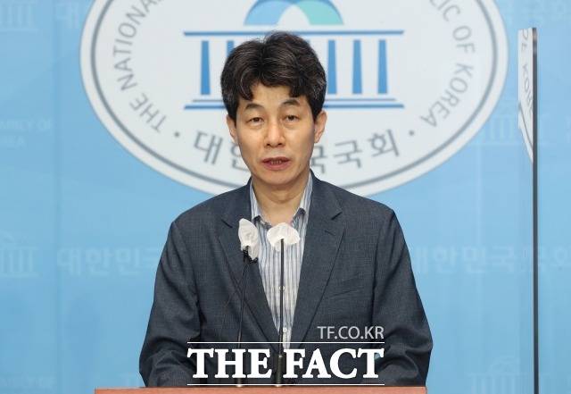 윤건영 의원은 지난 5일 CBS 라디오 '김현정의 뉴스쇼'에 출연해 "(서해 피격 사건) 수사의 칼끝이 문 전 대통령을 향할 것으로 예상하나"는 질문에 "당연히 그렇게 보고 있다"고 답했다. /남윤호 기자