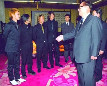 2002년 장쩌민 중국 국가주석이 일본 록밴드를 맞이하고 있다./웨이보 캡처