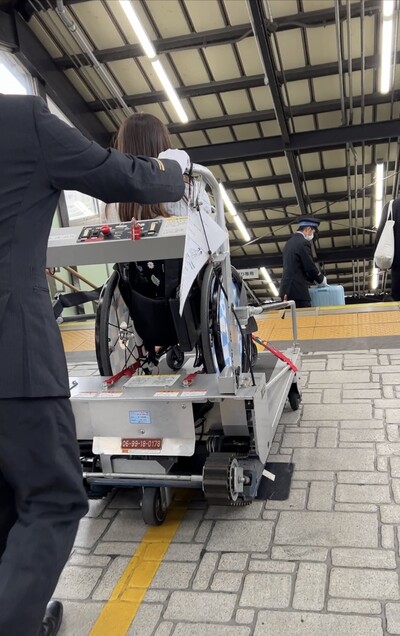 일본의 지하철역 계단을 휠체어로 내려갈 수 있는 이동식 리프트. 유지민 제공