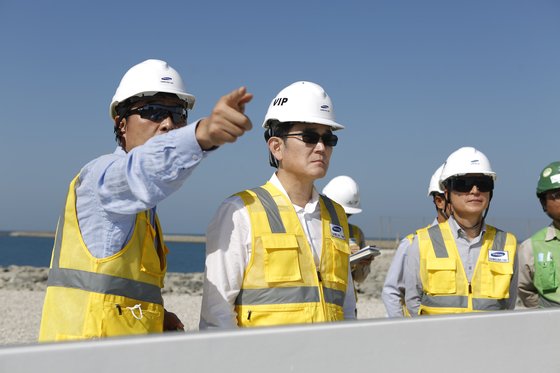 6일(현지시간) 이재용 삼성전자 회장(가운데)이 취임 후 첫 해외 행보로 아랍에미리트(UAE) 아부다비에 있는 바라카 원자력 발전소 건설 현장을 방문해 직원의 설명을 듣고 있다. [사진 삼성전자]