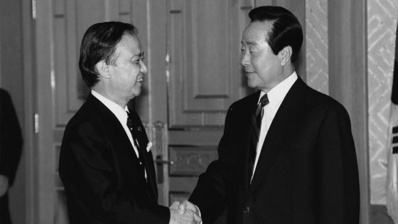 총리 퇴임 후인 1994년 한국을 찾은 가이후 전 총리가 청와대를 방문해 당시 김영삼 대통령과 악수를 하고 있다. 중앙포토