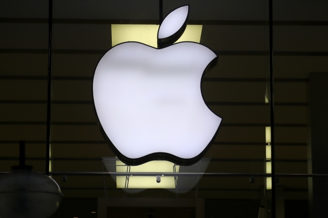 미국 스마트폰 기업 애플 로고가 2020년 12월 16일(현지시간) 독일 뮌헨 애플 스토어 매장 앞에 설치돼 있다. AP뉴시스