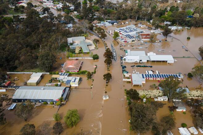 지난 10월 호주 빅토리아주 세이무어의 한 마을이 홍수로 잠겨 있다. /EPA연합