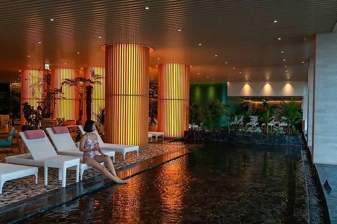 부산 기장 아난티코브의 워터하우스. 탕 못지않게 휴식공간이 넓은 것이 특징이다.