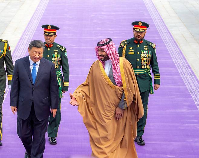 무함마드 빈살만 사우디아라비아 왕세자가 8일(현지시간) 국빈 자격으로 방문한 시진핑 중국 국가주석을 영접하고 있다./로이터연합뉴스