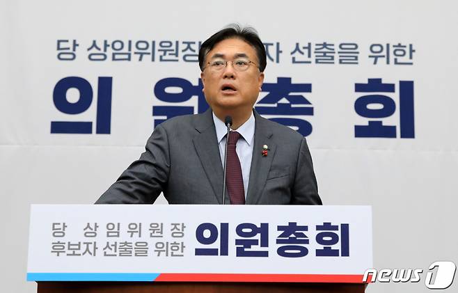 (서울=뉴스1) 구윤성 기자 = 정진석 국민의힘 비상대책위원장이 8일 오전 서울 여의도 국회에서 열린 국회 상임위원장 후보자 선출 의원총회에서 발언하고 있다. 2022.12.8/뉴스1 Copyright (C) 뉴스1. All rights reserved. 무단 전재 및 재배포 금지.