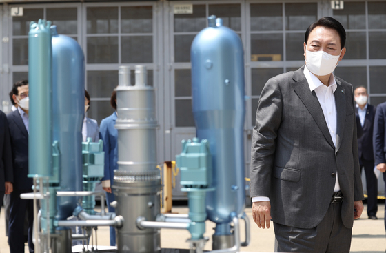 윤석열 대통령이 지난 6월 한국형 원자로 APR1400 축소 모형을 살펴보고 있다. / 사진=뉴스1