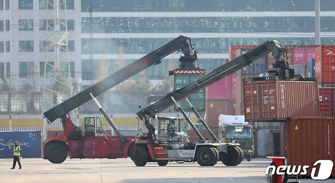 (의왕=뉴스1) 김영운 기자 = 민주노총 공공운수노조 화물연대본부의 집단운송거부(총파업) 행동이 15일째를 맞은 8일 오후 경기 의왕시 의왕ICD제1터미널에서 중장비들이 컨테이너를 운송 준비를 하고 있다. 정부는 이날 석유화학·철강분야를 대상으로 추가 운송개시명령(업무개시명령)을 발동했다. 2022.12.8/뉴스1 Copyright (C) 뉴스1. All rights reserved. 무단 전재 및 재배포 금지.