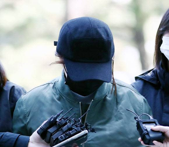 사망보험금을 노리고 화학 액체를 먹여 모친을 살해한 혐의를 받는 30대 여성이 11일 오후 구속 전 피의자 심문(영장실질심사)을 받기 위해 인천시 미추홀구 인천지법으로 들어서고 있다. 연합뉴스