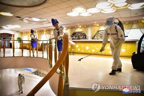 대동강호 식당 소독하는 북한 종업원들 [연합뉴스 자료사진]