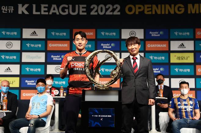 신진호(왼쪽)과 김기동 감독. 사진제공=프로축구연맹
