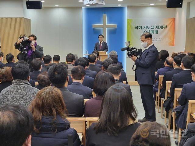 이영훈 한국교회총연합 대표회장이 9일 서울 여의도 국회 본관 예루살렘성전 재개관 감사예배에서 "여야 의원들이 기도로 하나 되는 화합의 공간으로 만들어 달라"고 말하고 있다.