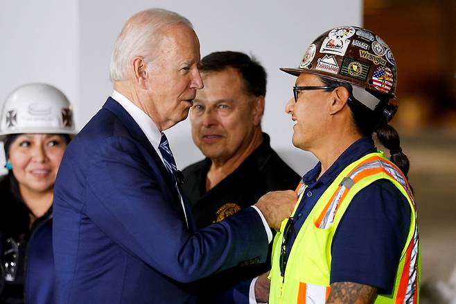조 바이든 미국 대통령이 6일 미국 애리조나주 피닉스에 건설 중인 TSMC 미국 공장을 찾아 현장 관계자와 이야기를 나누고 있다. 중국 관영매체 글로벌타임스는 TSMC 미국공장은 미국 이기주의의 산물이라며 비난했다. <로이터연합>
