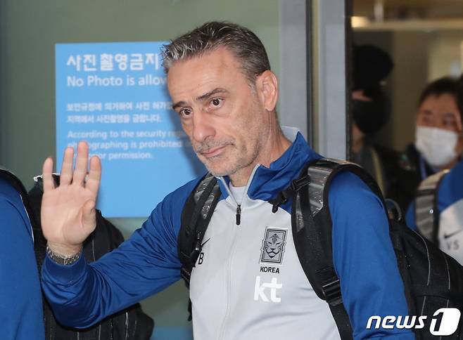 파울루 벤투 대한민국 축구대표팀 감독이 2022 카타르 월드컵을 마치고 지난 7일 오후 인천국제공항을 통해 입국하며 손을 흔들고 있다. /사진=뉴스1