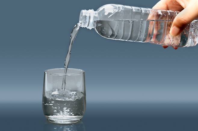 하루에 물을 8잔(약 2ℓ)을 마셔야 한다는 연구가 77년만에 뒤집혔다./사진=이미지투데이