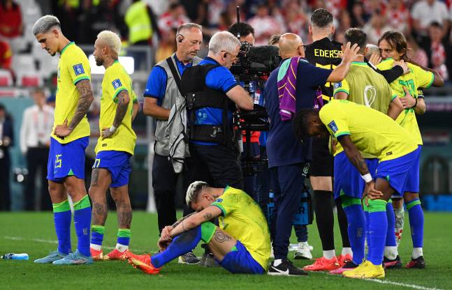 브라질 선수들이 4강 진출 실패한 뒤 침통해 하고 있다. 도하| EPA 연합뉴스