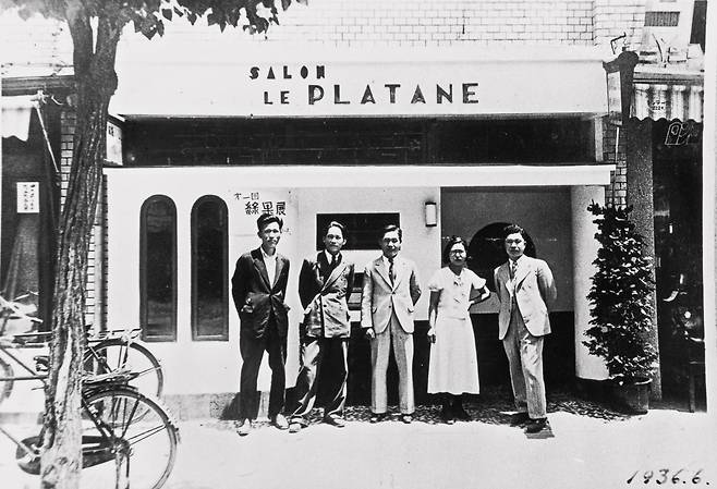임군홍과 친구들이 결성한 녹과회 제1회전 기념사진, 1936년, 개인 소장. 사진 맨 왼쪽이 임군홍이다. 유치진이 만든 카페 ‘살롱 플라탄(불어로 플라타너스를 의미)’에서 열렸다.